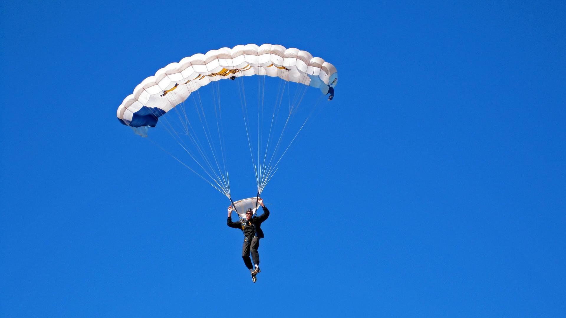 乐鱼体育下载-中超裁判争议判罚引热议，中超裁判又出争议判罚